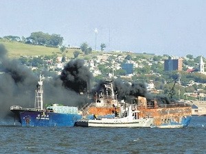 Hiện trường vụ cháy tàu cá Jungwoo 3 tại Uruguay. (Nguồn: báo El País)